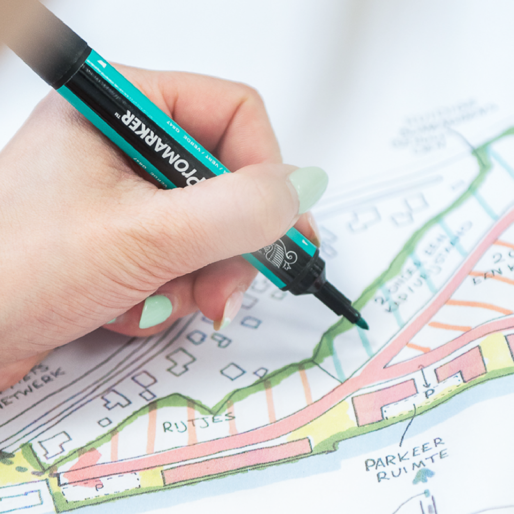 Hand met pen en ontwerp
